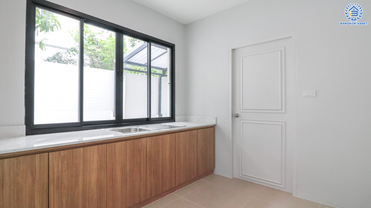 คฤหาสน์มือสองตกแต่งใหม่ #หลังมุม โครงการ บ้านภาณุ ปิ่นเกล้า-ตลิ่งชัน เนื้อที่ 135.5 ตร.ว. ฟังก์ชันจัดเต็ม 5 ห้องนอน 5 ห้องน้ำ จอดรถได้ 4 คัน บนพื้นที่ใช้สอยเกือบ 460 ตร.ม. พร้อมพื้นที่สนามหญ้ากว้างกว่า 100 ตร.ม. ตอบโจทย์ครอบครัวใหญ่ บนทำเลศักยภาพ เชื่อมต่อทั้งถนนกาญจนาภิเษก และทางคู่ขนานลอยฟ้าบรมราชชนนี ใกล้สถานีขนส่งสายใต้ใหม่ และเซ็นทรัลปิ่นเกล้า